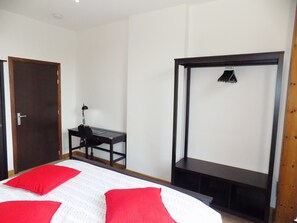 1 chambre, bureau, fer et planche à repasser, lit parapluie