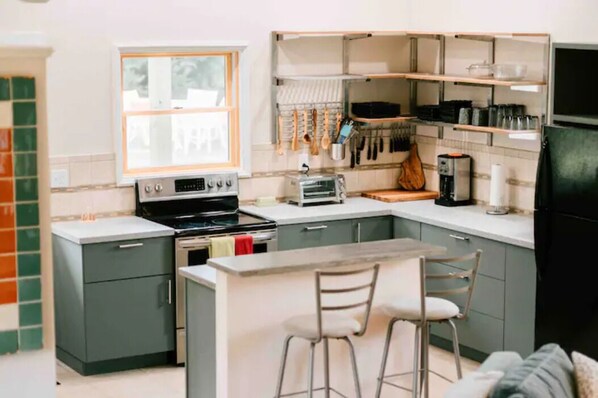 Microwave, coffee/tea maker, cookware/dishes/utensils - The Acadia Gateway House (Trenton)