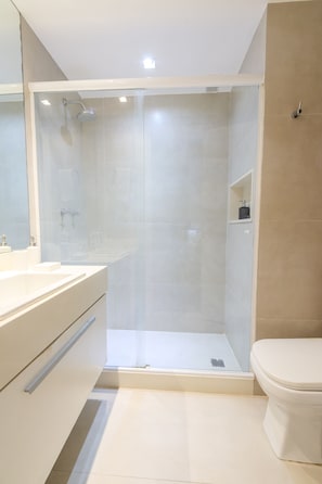 Dusche, Haartrockner, Handtücher, Seife
