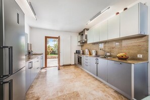 Geschirrspüler, Wasserkocher mit Kaffee-/Teezubehör, Hochstuhl