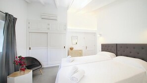 6 bedrooms, iron/ironing board, WiFi