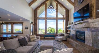 Lakeview home w/ hot tub, theater & game room