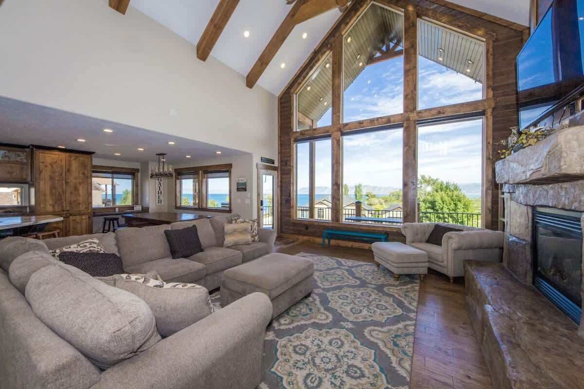 Una televisión, una chimenea, videojuegos