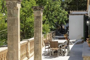 Outdoor dining - Gran Voramar Cala, 200 m2 pool and 6 bedrooms in Cala Sant  Vicenç (Cala Sant Vicenç)