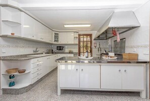 Lave-vaisselle, cafetière/bouilloire, chaise haute