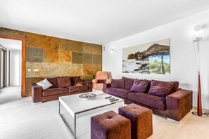 Téléviseur, table de ping-pong