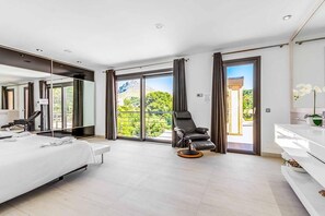 4 bedrooms, iron/ironing board, WiFi