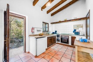 Réfrigérateur, lave-vaisselle, cafetiÚre/bouilloire, chaise haute