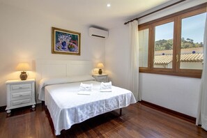 3 bedrooms, iron/ironing board, WiFi - Villa Formosa, One of the most loved properties. Impressive garden (Cala Sant Vicenç)
