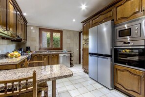 Enjoy cooking in this well-equipped kitchen with an oven, microwave, and dishwasher.