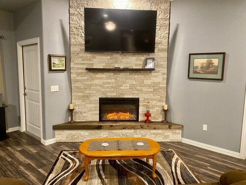 **Timberland Cottage** Sleeps 6. Minutes to Casino, Concerts, Lake, College