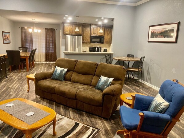 Smart-TV, Kamin, Bücher, Stereoanlage