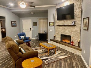 Smart-TV, Kamin, Bücher, Stereoanlage