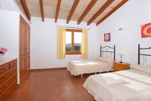 4 bedrooms, iron/ironing board, WiFi - Villa Hostalet,  Spaciousness and nature near the golf course (Pollença)