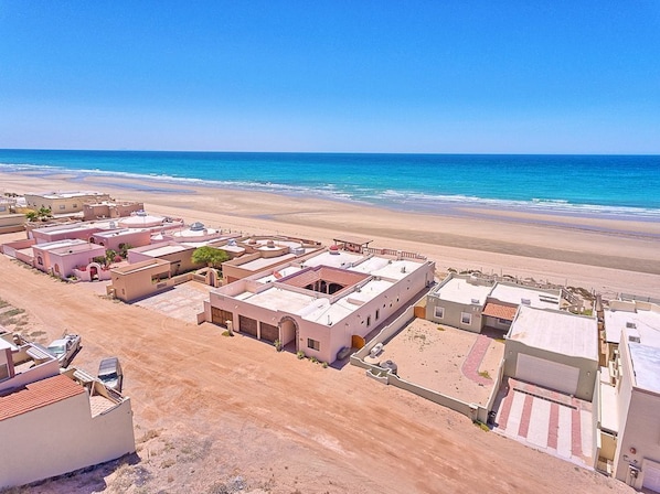 En la playa, camastros y toallas de playa