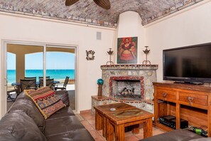 Smart TV, chimenea y libros