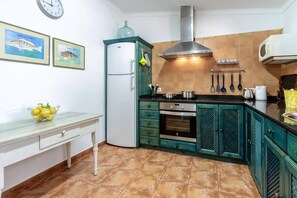 Lave-vaisselle, cafetiĂšre/bouilloire, chaise haute