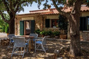 Outdoor dining - Villa Alzina, Passion and care in every detail (Alcúdia)