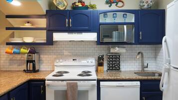 Køleskab, mikrobølgeovn, ovn, kogeplade