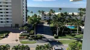 A resort with a view of the ocean, palm trees, and a swimming pool. - Vanderbilt Beach Access and on the intercostal! (Naples)