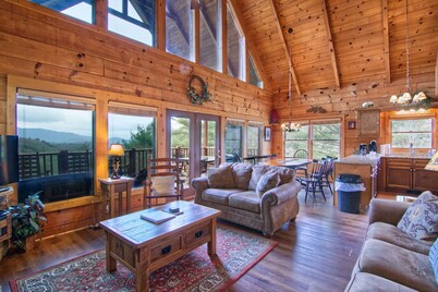 Amazing Log Cabin with Awesome Views!