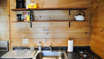 Fridge, stovetop, coffee/tea maker