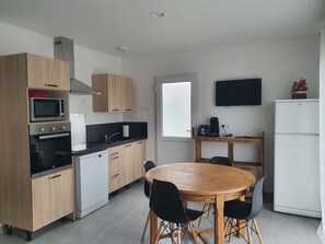 Fridge, microwave, oven, stovetop - house 2 bedrooms 1 bathroom 4 people (Pornic)