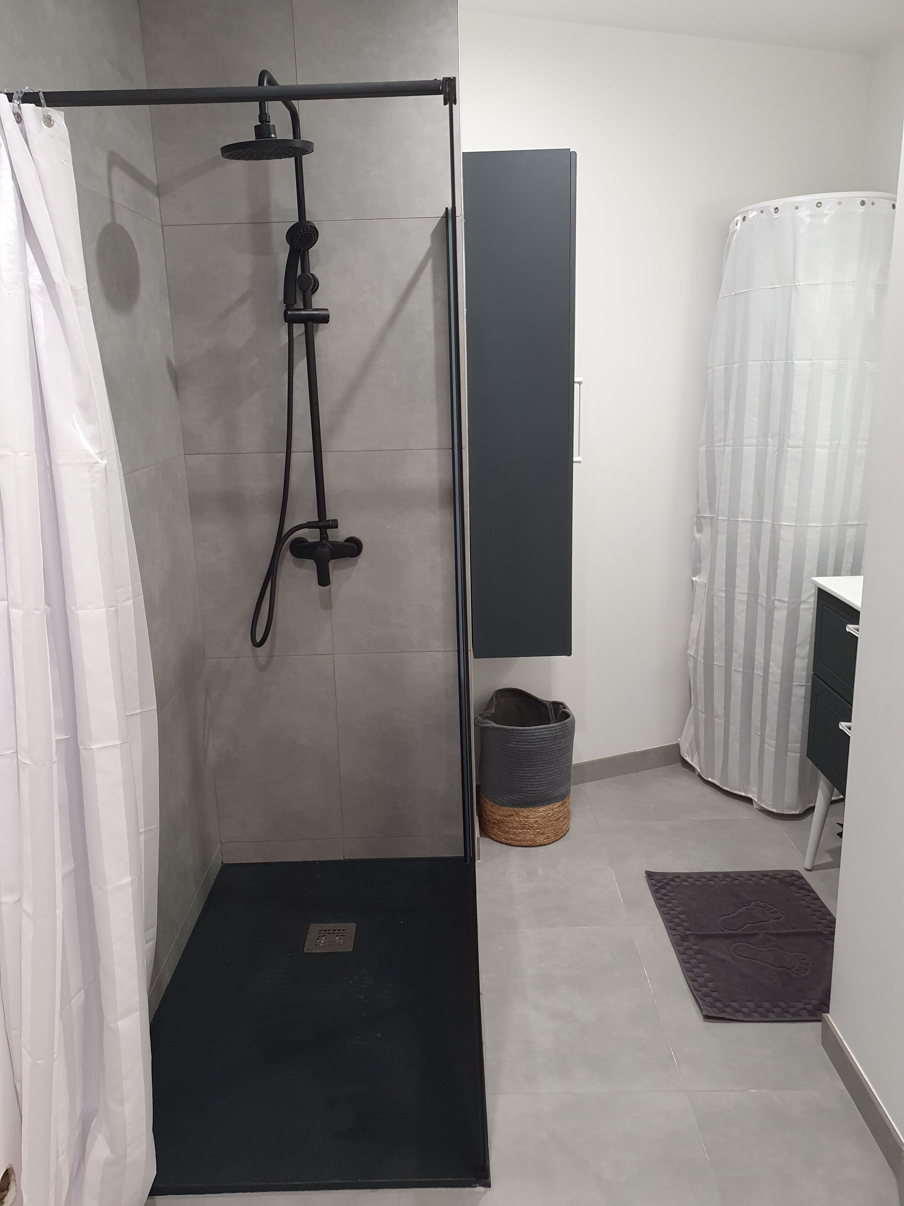 Douche, sèche-cheveux, serviettes fournies, papier toilette