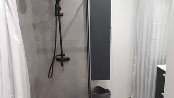 Douche, sèche-cheveux, serviettes fournies, papier toilette