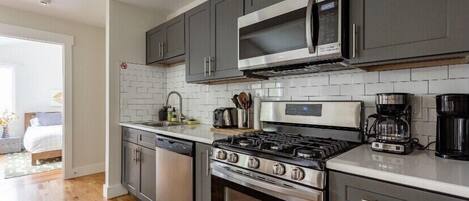 Een koelkast, een microgolfoven, een oven, een kookplaat