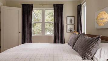 2 bedrooms, desk, iron/ironing board, WiFi