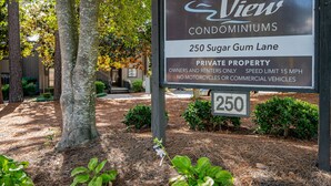 Un panneau indiquant l’accès aux appartements du complexe Lake View, situé au 250, chemin Sugar Gum, précise qu’il s’agit d’une propriété privée où la vitesse maximale autorisée est de 24 km/h et où les motos et les véhicules commerciaux sont interdits.