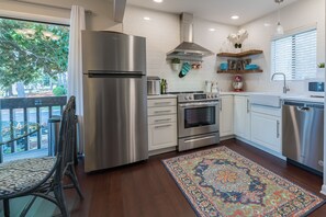 冷蔵庫、電子レンジ、オーブン、コンロ