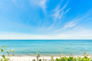 On the beach - Complete Reno, Private Beach, Panoramic Water View! (Eastham)
