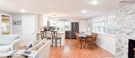 Télévision, cheminée, espaces bureaux