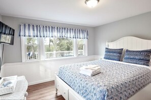 4 bedrooms, iron/ironing board, WiFi, bed sheets