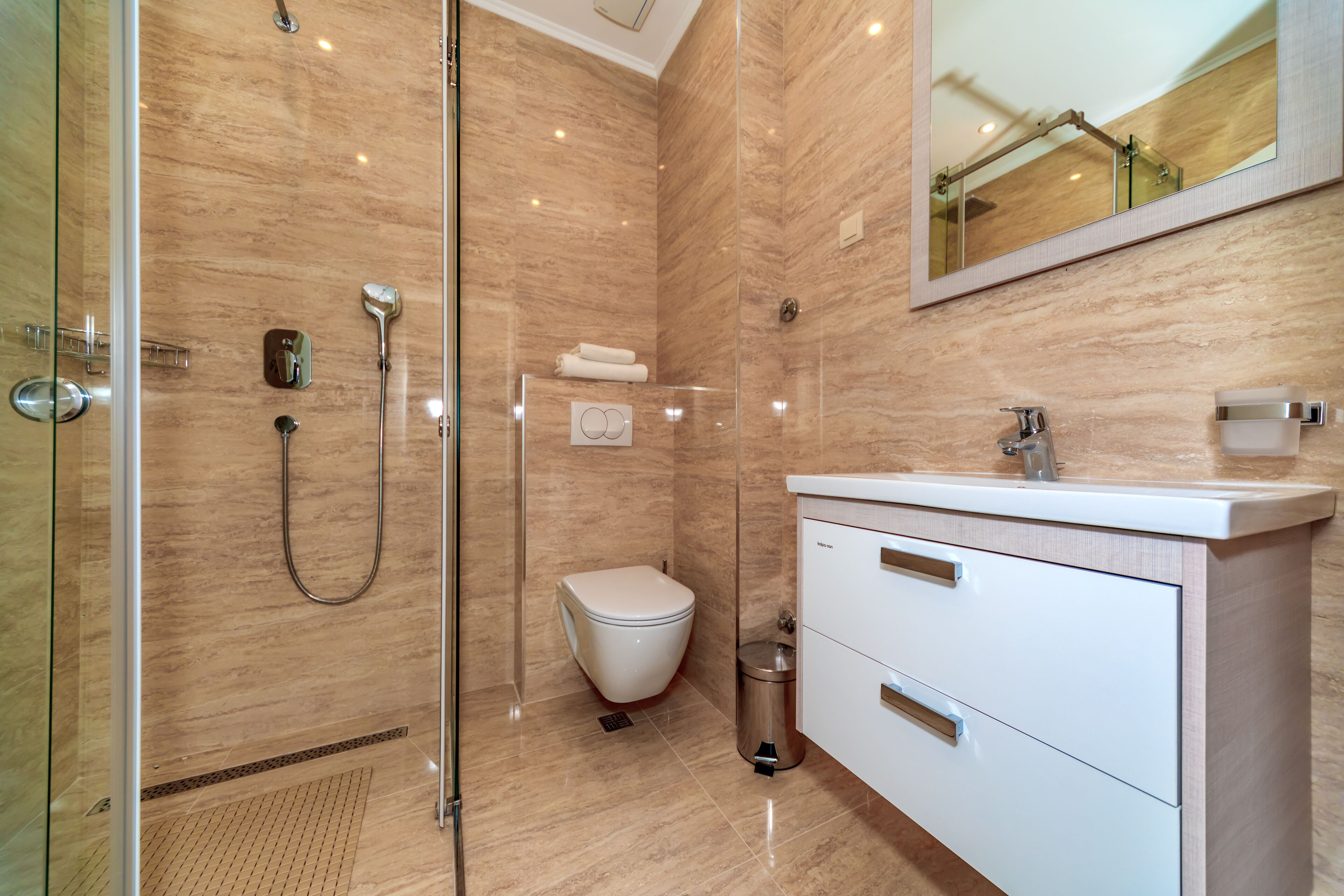 Een douche, een haardroger, handdoeken, zeep