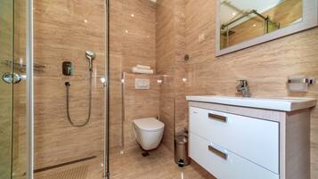 Een douche, een haardroger, handdoeken, zeep