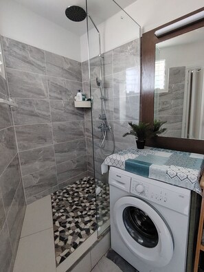 Secadora de cabello, toallas, papel de baño 