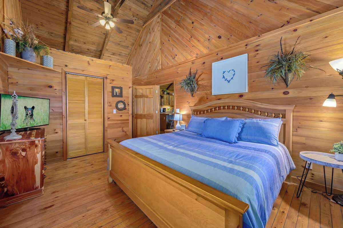 2 bedrooms, iron/ironing board, travel cot, WiFi