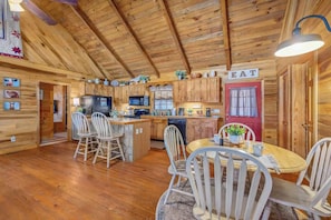 Dining - Beautiful View! Log cabin,Fireplace,Hot Tub,Arcade,Pool,Fishing (Sevierville)