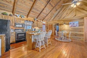 Fridge, microwave, oven, stovetop - Beautiful View! Log cabin,Fireplace,Hot Tub,Arcade,Pool,Fishing (Sevierville)
