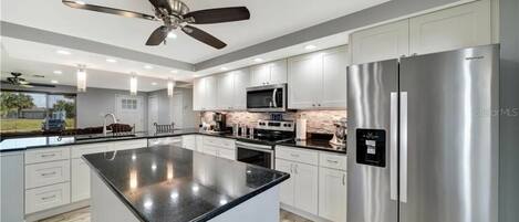 Refrigerador, microondas, horno, placa de cocina