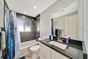 Tina con regadera, secadora de cabello, toallas, jabón 