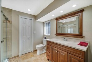 Combined shower/tub, hair dryer, towels, soap - Casa Florida, Pet-friendly, Child-friendly  (Port Charlotte)