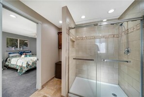 Combined shower/bathtub, hair dryer, towels, soap - Casa Florida, Pet-friendly, Child-friendly  (Port Charlotte)