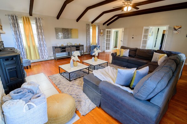 Smart TV, chimenea, videojuegos y futbolito 