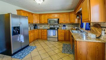 Kylskåp, mikrovågsugn, ugn och spishäll