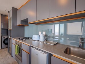 Réfrigérateur, four à micro-ondes, un four, surface de cuisson