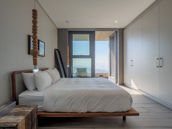 1 chambre, coffre-fort, fer et planche à repasser